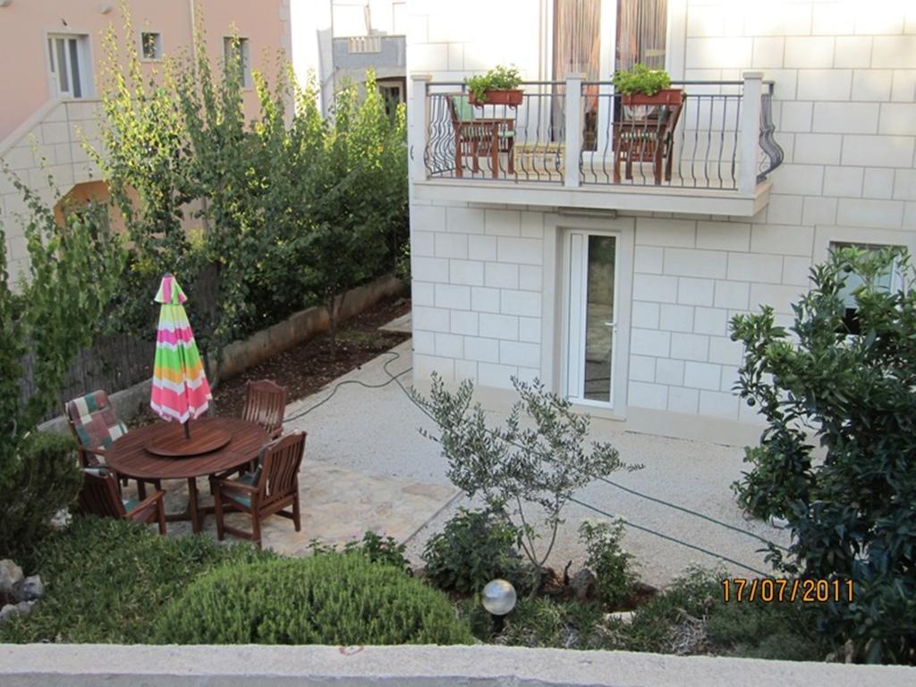 Apartments Nives Supetar Extérieur photo