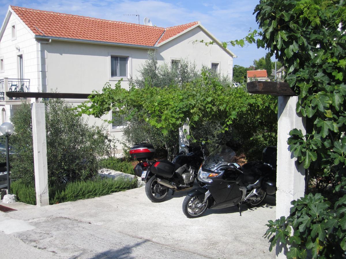 Apartments Nives Supetar Extérieur photo