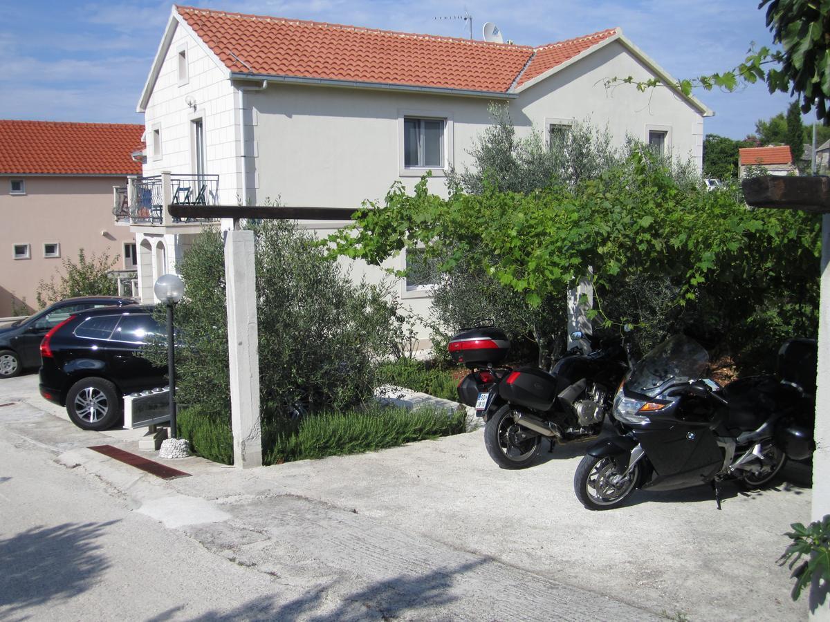 Apartments Nives Supetar Extérieur photo